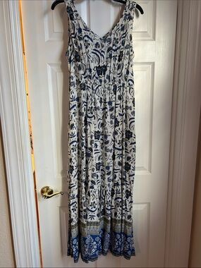 beachlunchlounge White and Navy Floral Maxi Dress-M